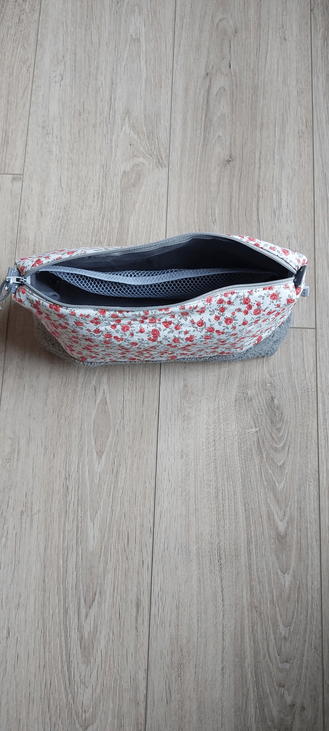 Trousse de toilette triangle fleurs rouge et vert