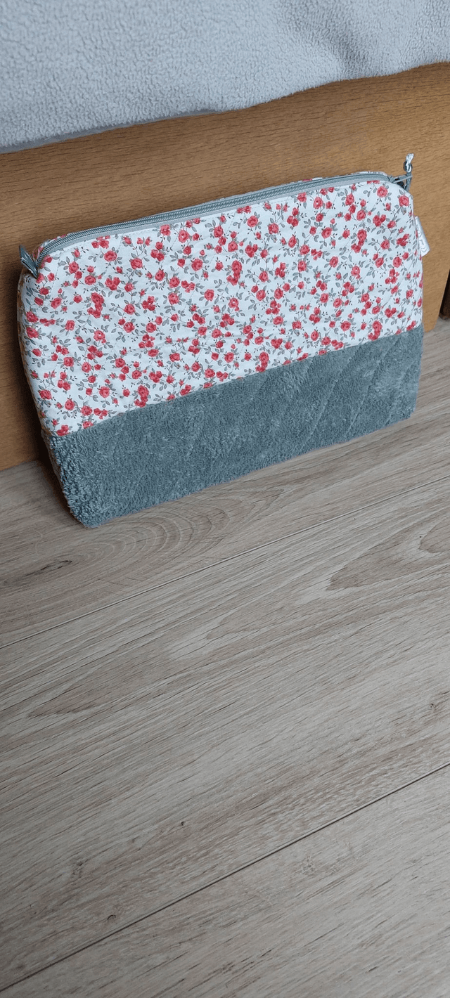 Trousse de toilette triangle fleurs rouge et vert