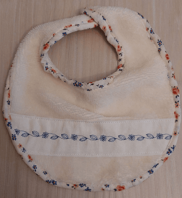 Bavoir naissance fleurs